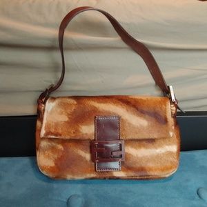 Signature Baguette Handbag W/Leather Logo Brown Po